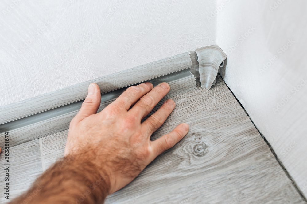 Connecting a plastic skirting board with a plastic corner fitting