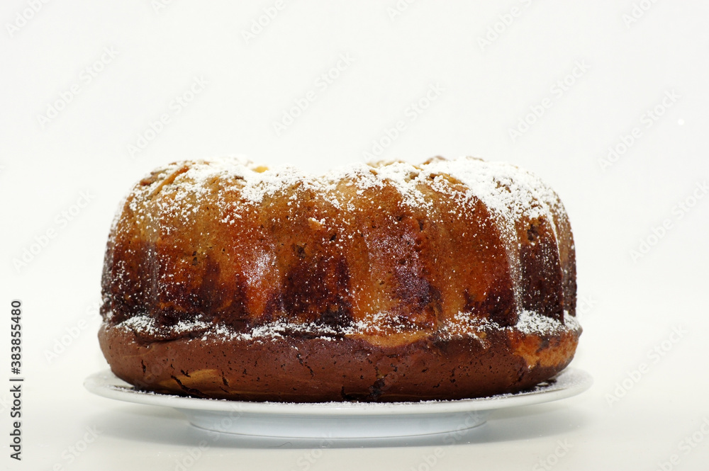Gugelhupf, Topfkuchen, Sandkuchen freigestellt auf weißem Hintergrund ...