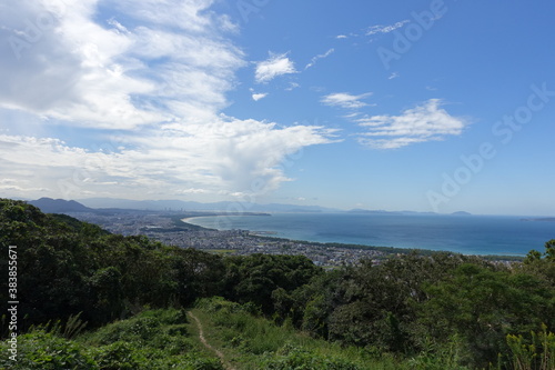 在自山山頂に向かう途中で見える福間海岸方面の景色