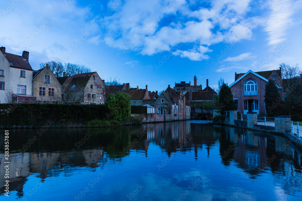 ベルギー　夕暮れ時のブルージュ歴史地区の運河と街並み