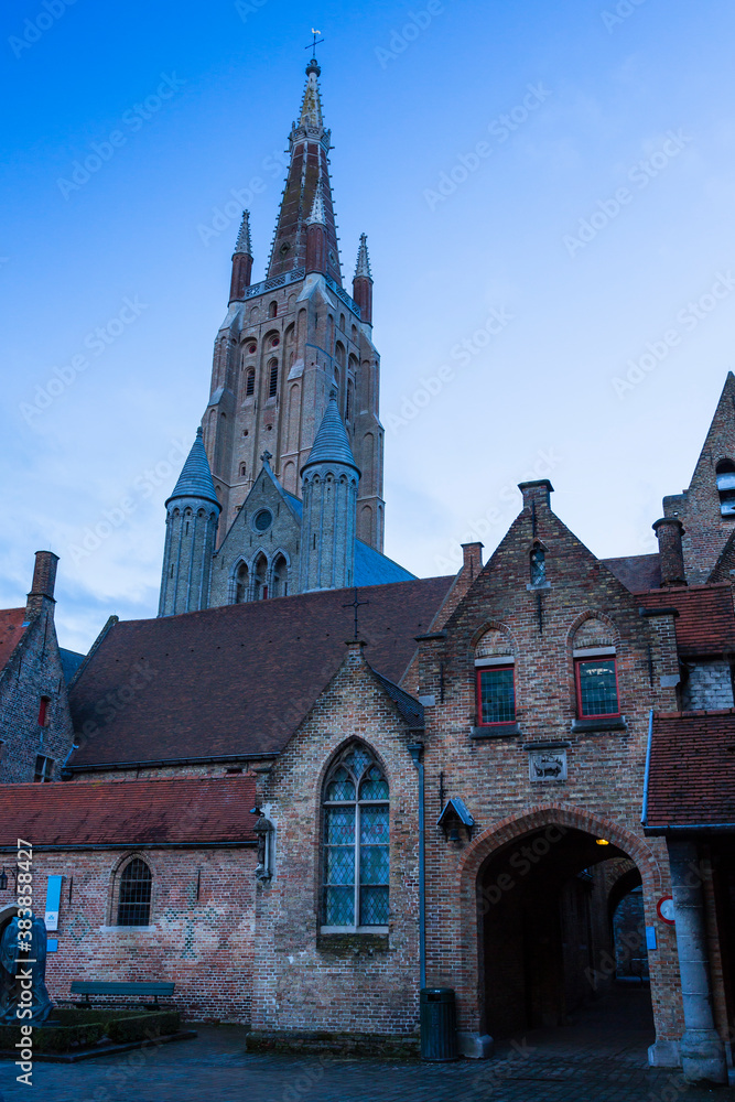 ベルギー 夕暮れ時のブルージュ歴史地区の聖母教会 StockFoto Adobe Stock