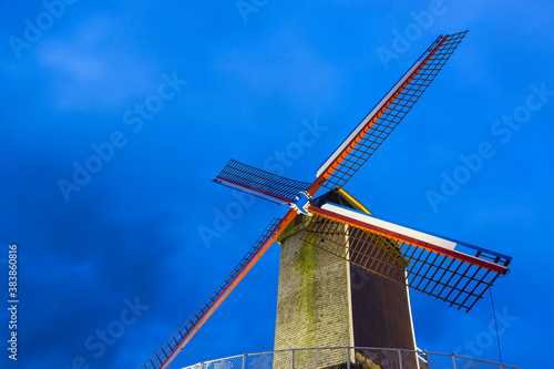 ベルギー　ブルージュのライトアップされた聖ヤンハイス風車