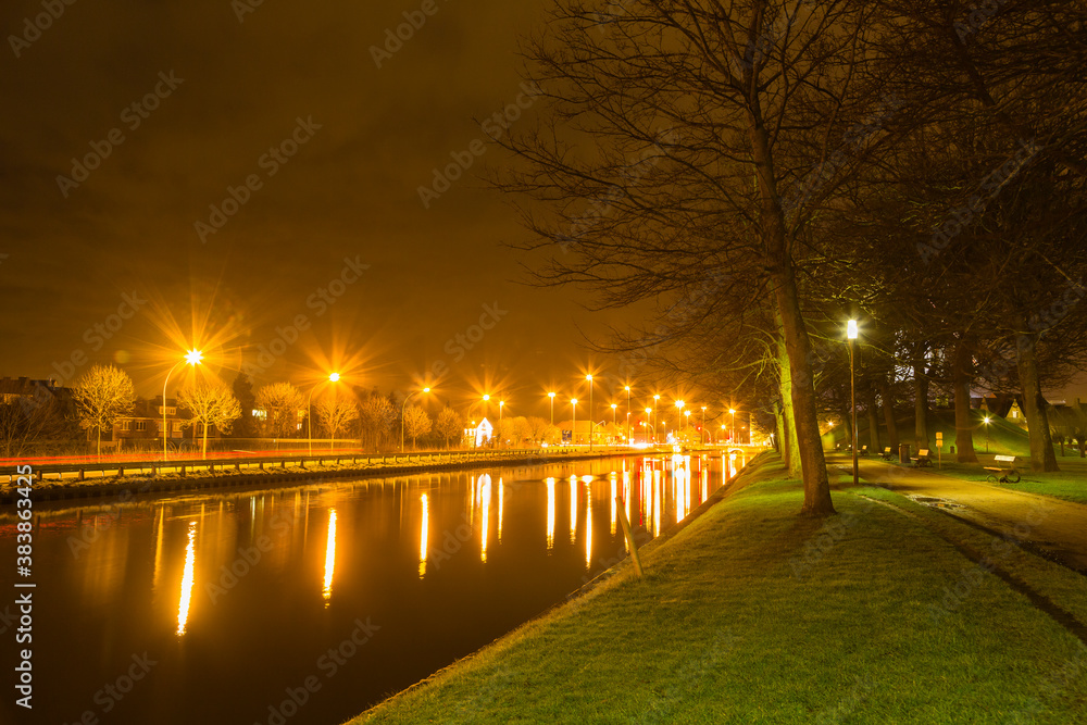 ベルギー　ブルージュの夜の運河沿い