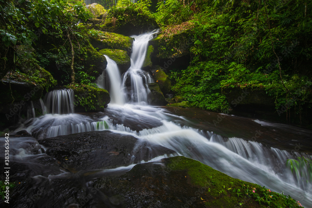 Obraz premium Beautiful waterfall in Phu-Hin-Rong-Kla national park Pitsanulok province, ThaiLand.