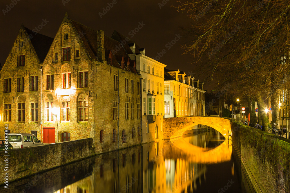 ベルギー　夜のブルージュ歴史地区のアウグスタイネン橋と運河