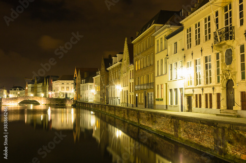 ベルギー ブルージュ歴史地区の運河と夜景
