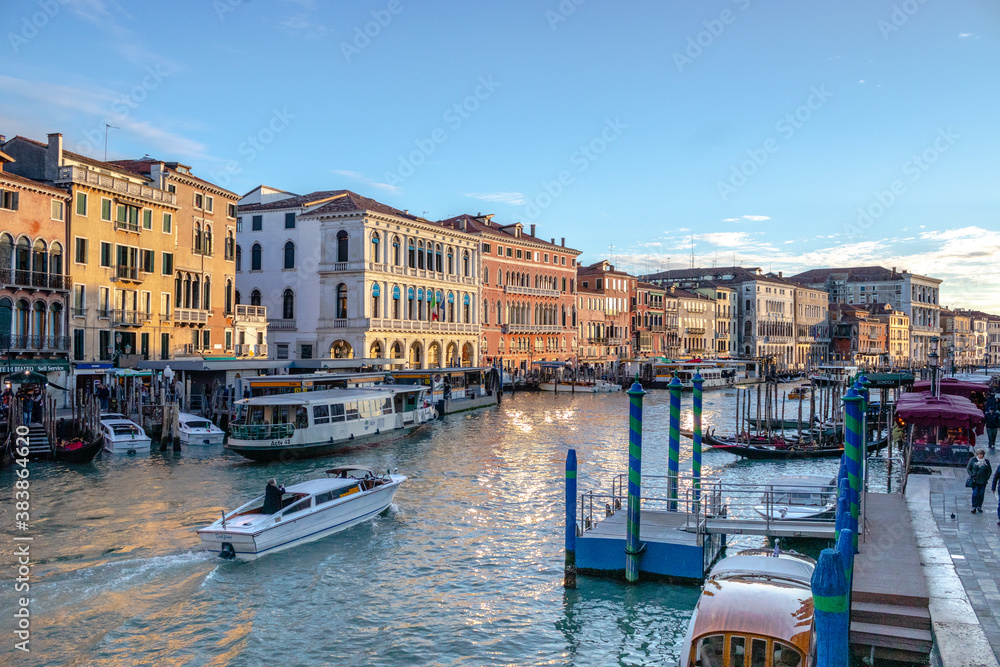Obraz premium Scenic views down the Grand Canal from the Rialto Bridge as the sun sets