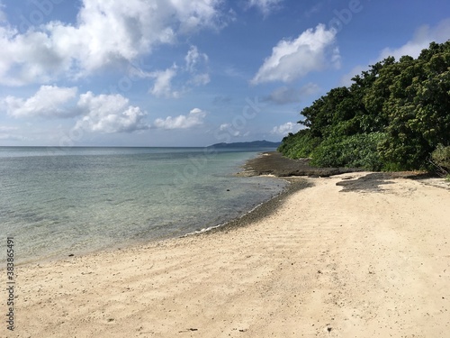 沖縄県竹富島の美しいビーチ