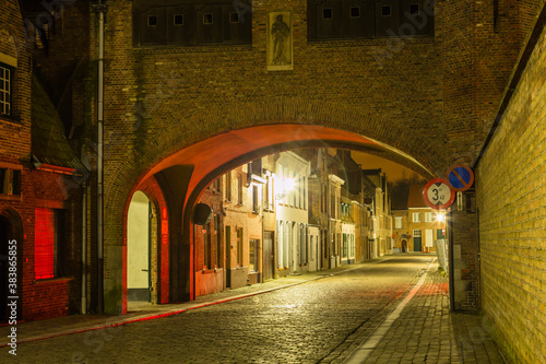 ベルギー 夜のブルージュ歴史地区の路地裏