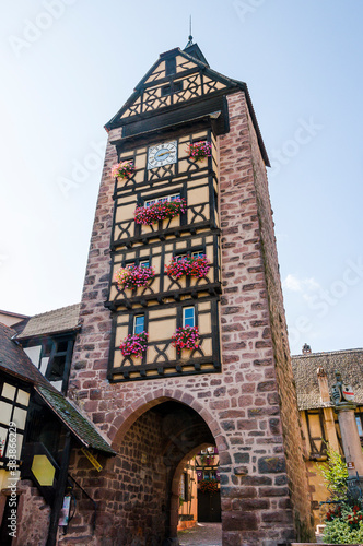 Riquewihr, Dolder, Turm, Glockenturm, Stadttor, Stadtmauer, Weindorf, Weinstrasse, Weinproduzenten, Elsass, Altstadt, historische Häuser, Herbst, Frankreich