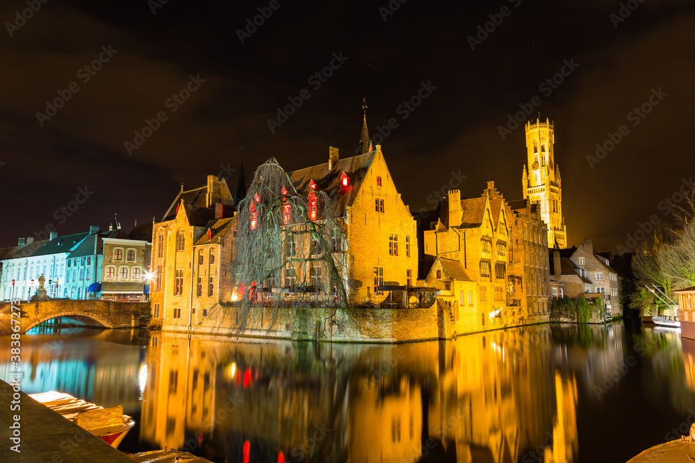 ベルギー　夜のブルージュ歴史地区のダイフェル運河と鐘楼
