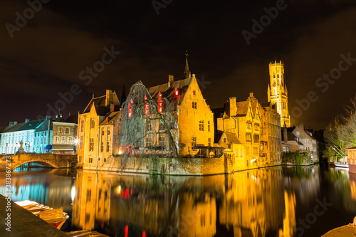 ベルギー 夜のブルージュ歴史地区のダイフェル運河と鐘楼