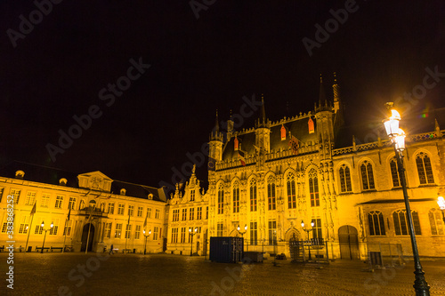 ベルギー　夜のブルージュ歴史地区のブルグ広場と市庁舎