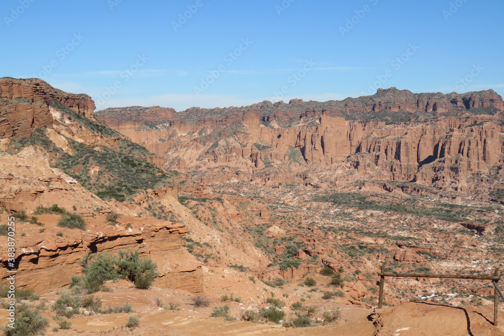Vista panorámica de los acantilados prehistóricos, con sus acantilados rojizos y valles en la 
