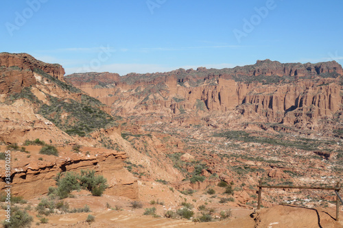 Vista panorámica de los acantilados prehistóricos, con sus acantilados rojizos y valles en la "Sierra de las Quijadas".
