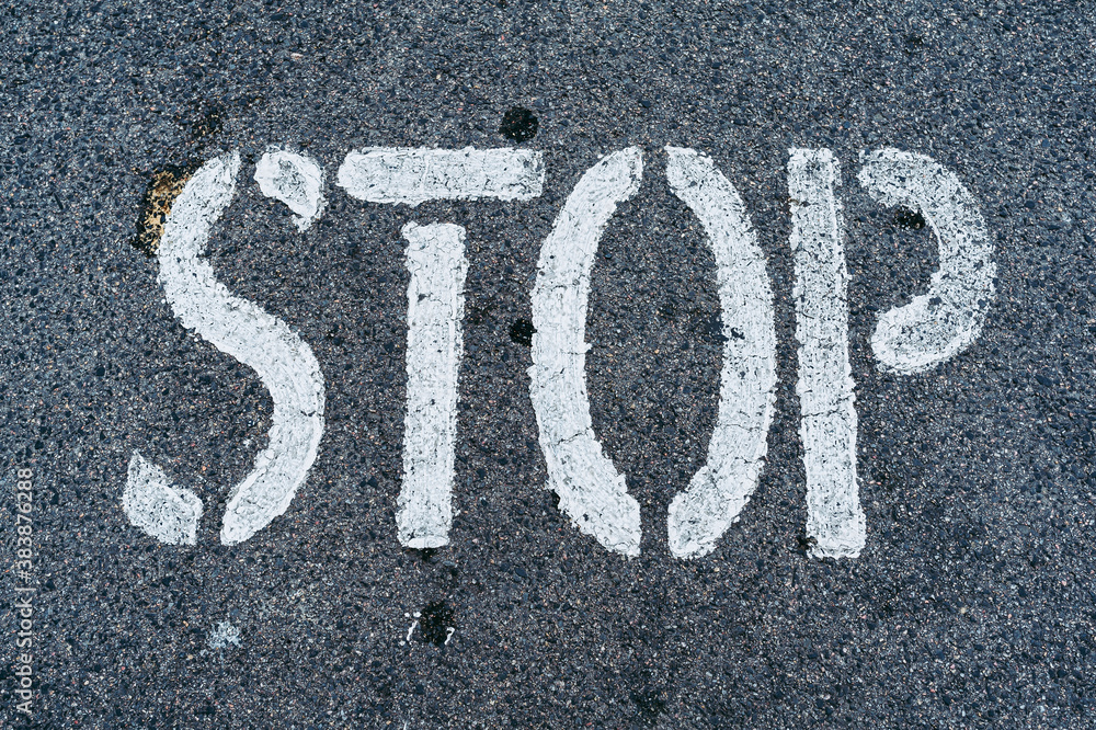 Inscription stop en blanc sur du béton gris - Arrière plan urbain Inscription stop en blanc sur du béton gris - Arrière plan urbain