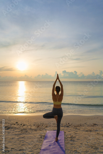 Obraz na płótnie Doing yoga at sunrise w salonie