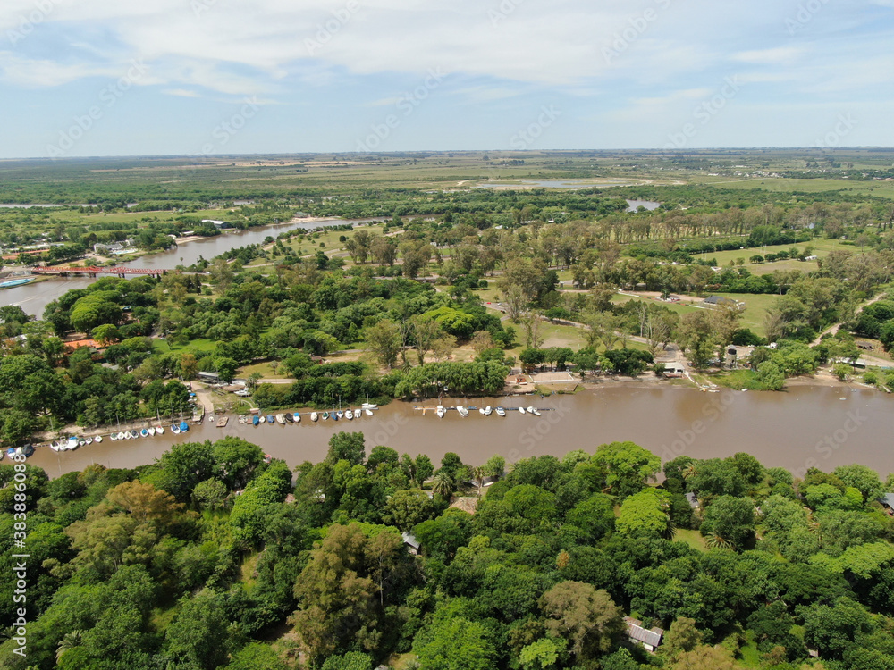 Vista desde un dron de un gran parque público y veleros amarrados en la costa. Vista desde un dron de un gran parque público y veleros amarrados en la costa.