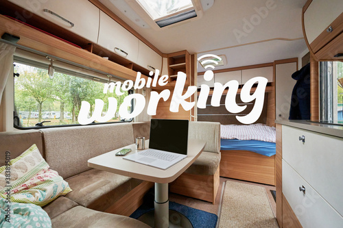 Mobil Working Homeoffice im Wohnwagen Campingplatz Urlaub mit Laptop photo