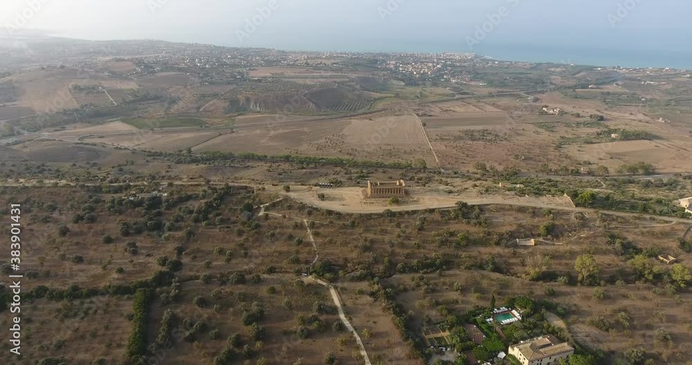 La Valle dei Templi è un parco archeologico della Sicilia caratterizzato dall'eccezionale stato di conservazione e da una serie di importanti templi dorici del periodo ellenico