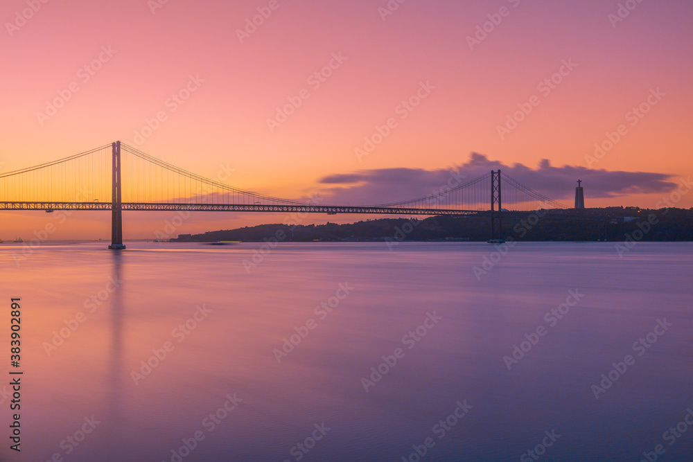 Obraz premium Sunrise by the 25 de Abril Bridge in Lisbon