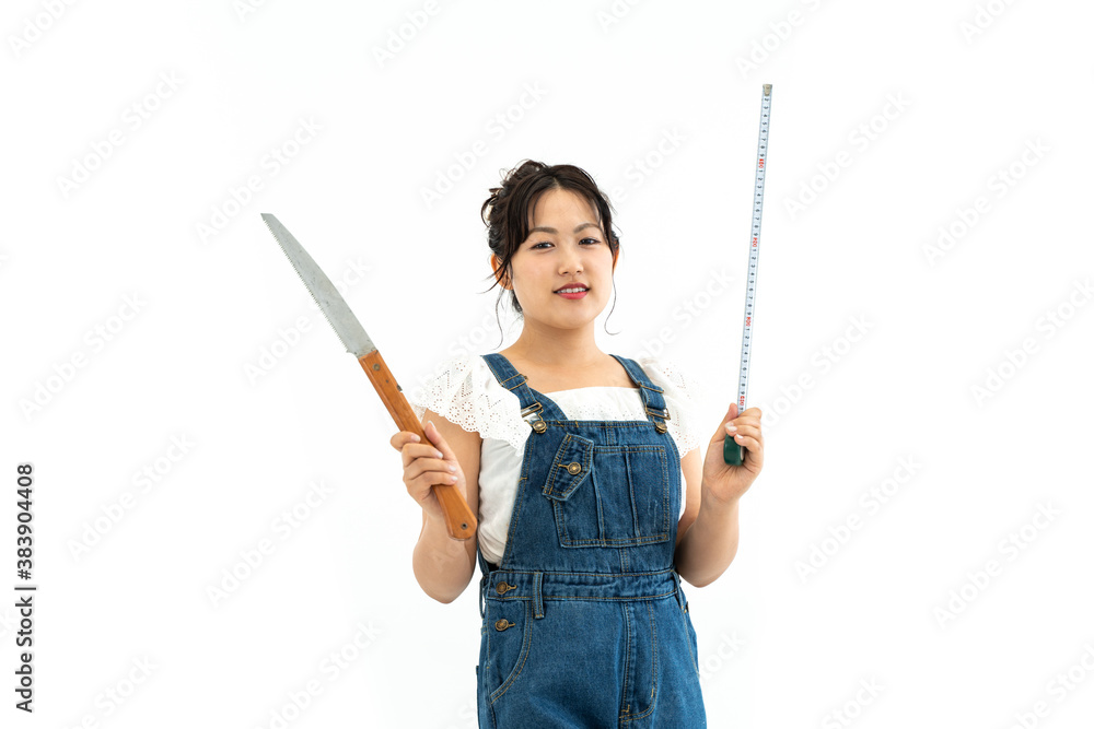 メジャーとのこぎりを持つ若い女性 メジャーとのこぎりを持つ若い女性