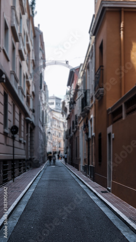 La rue entre les maisons a Monaco