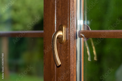 klamka przy drzwiach balkonowych