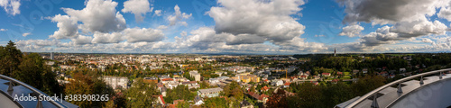 Wels und Thalheim Stadtpanorama im Herbst mit vielen Wolken von der Marienwarte am Reinberg