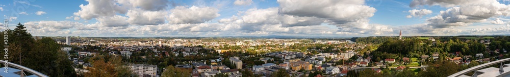 Wels und Thalheim Stadtpanorama im Herbst mit vielen Wolken von der Marienwarte am Reinberg