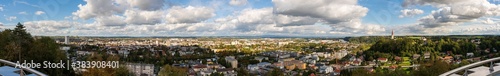 Fototapeta Naklejka Na Ścianę i Meble -  Wels und Thalheim Stadtpanorama im Herbst mit vielen Wolken von der Marienwarte am Reinberg