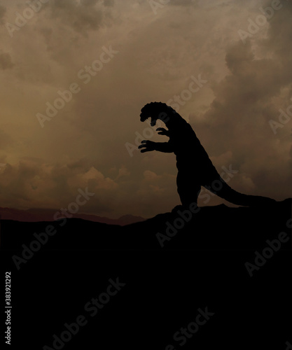 Silhouette eines Godzilla-artigen Monsters auf einem Bergkamm im Nebel