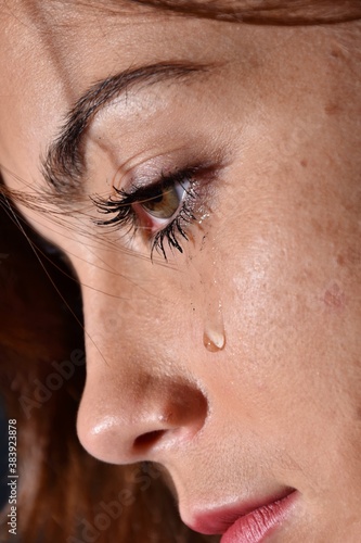 Portrait d'une femme qui pleure