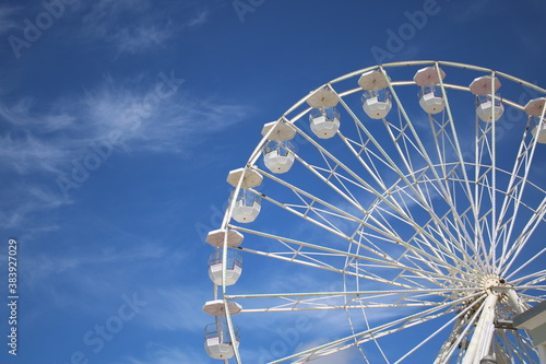une grande roue dans le ciel et les nuages