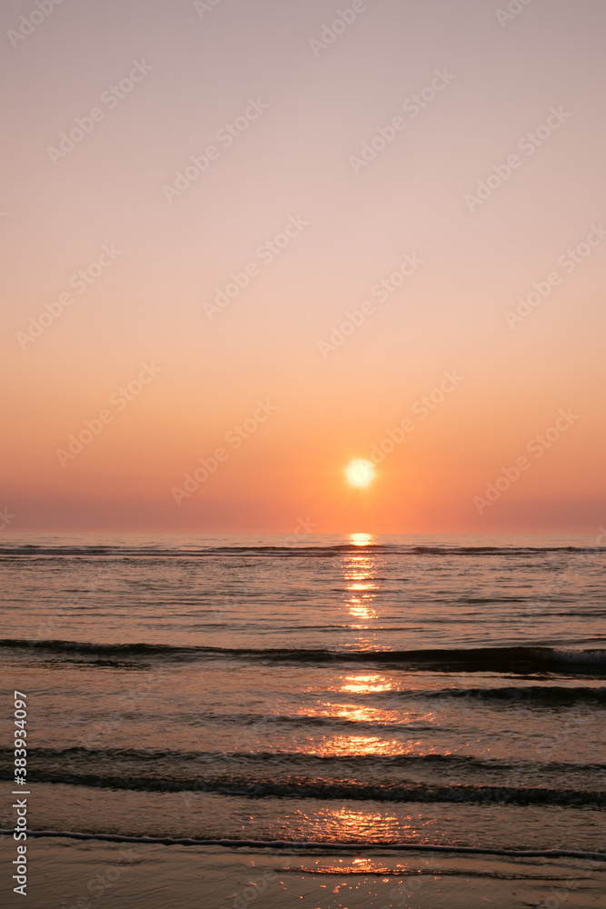 sanfte Wellen am Meer bei Sonnenuntergang