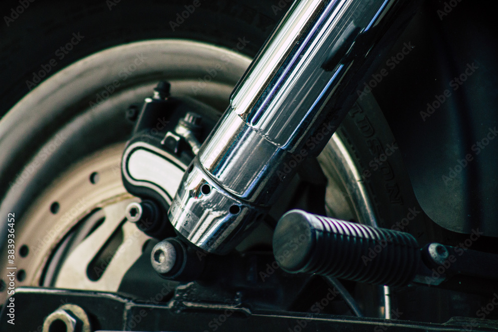 Obraz premium Closeup of a motorcycle parked in the streets of the city center of the metropolitan area 