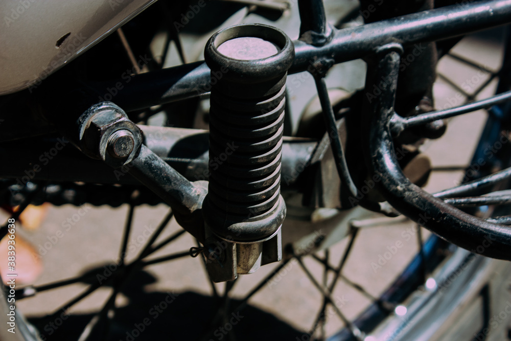 Obraz premium Closeup of a motorcycle parked in the streets of the city center of the metropolitan area 