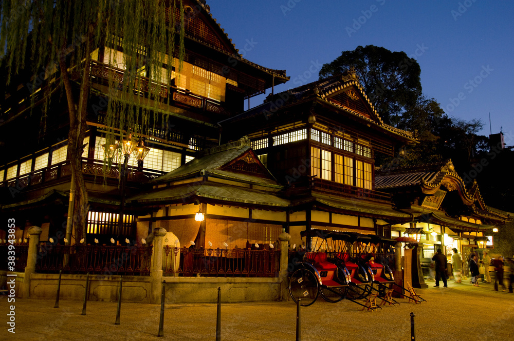 Fototapeta premium 道後温泉本館夜景