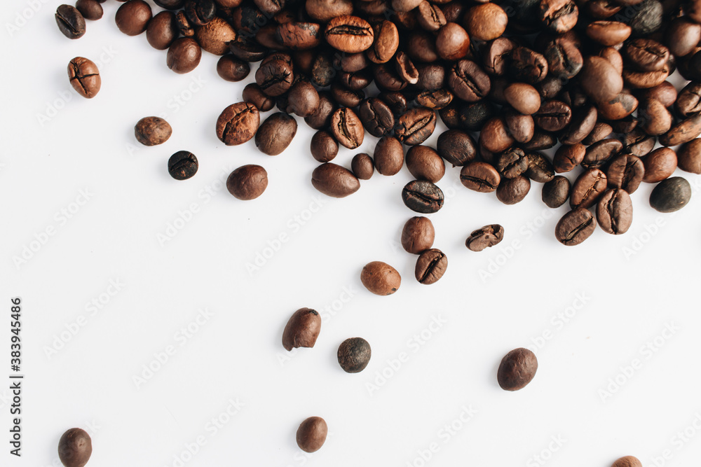 Obraz premium Close-up view of roasted coffee beans, isolated on white 