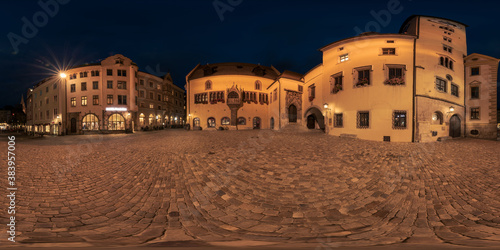 360 Grad Kugelpanorama Altes Rathaus und Rathausplatz mit Turm in Regensburg, blaue Stunde