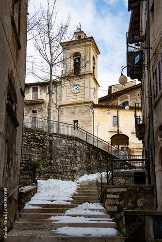 Fototapeta Naklejka Na Ścianę i Meble -  Narrow street in the small Italian village of Scanno