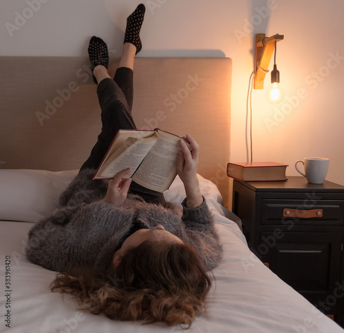 Fotografía Tiempo de relajarse y disfrutar de un buen libro desde la comodidad del hogar