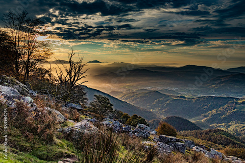 Naturaleza en anochecer durante la subida la monte Adarra del País Vasco