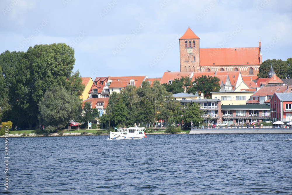 Die St. Georgenkirche trohnt über der Stadt Waren an der Müritz in Mecklenburg-Vorpommern. Die St. Georgenkirche trohnt über der Stadt Waren an der Müritz in Mecklenburg-Vorpommern.