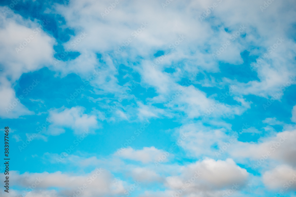 Obraz premium Blue sky background with a tiny clouds