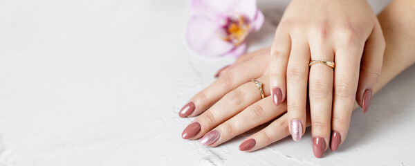Stickers Manicure Vrouwenhanden met verse manicure  © BarTa