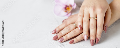 Foto Female hands with fresh manicure
