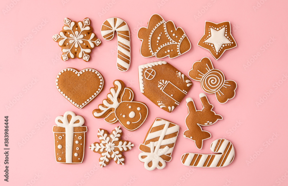 Different Christmas gingerbread cookies on pink background, flat lay - obrazy, fototapety, plakaty 