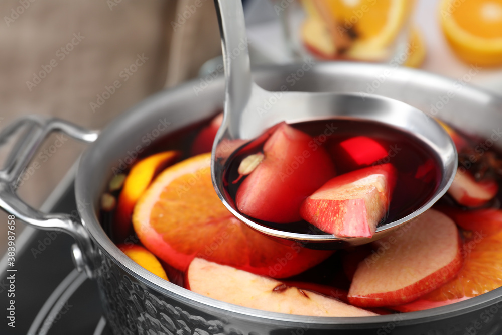 Delicious hot mulled wine in pot, closeup - obrazy, fototapety, plakaty 