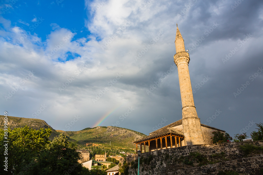 ボスニア・ヘルツェゴビナ　虹が後ろに見えるモスタルの旧市街